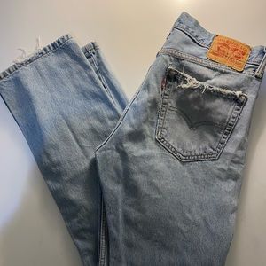 levi’s blue ripped jeans